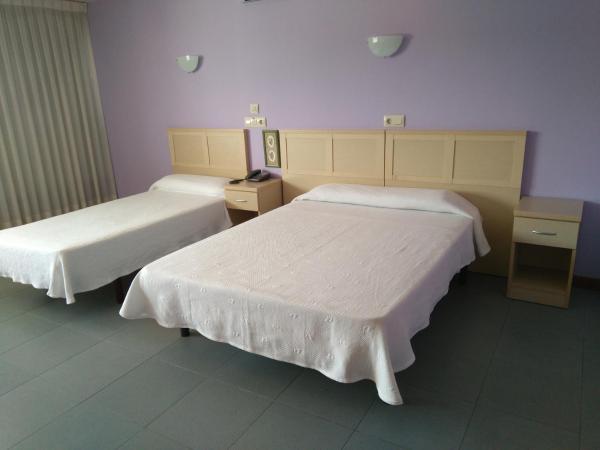 Hotel Cogullada : photo 2 de la chambre chambre double avec lit d'appoint