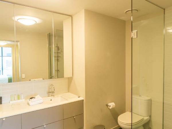 AKOM AT Docklands : photo 7 de la chambre appartement 3 chambres de luxe avec 2 salles de bains - vue sur port 