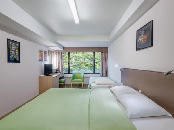 YHA Mei Ho House Youth Hostel : photo 3 de la chambre chambre triple avec 1 lit double et 1 lit simple