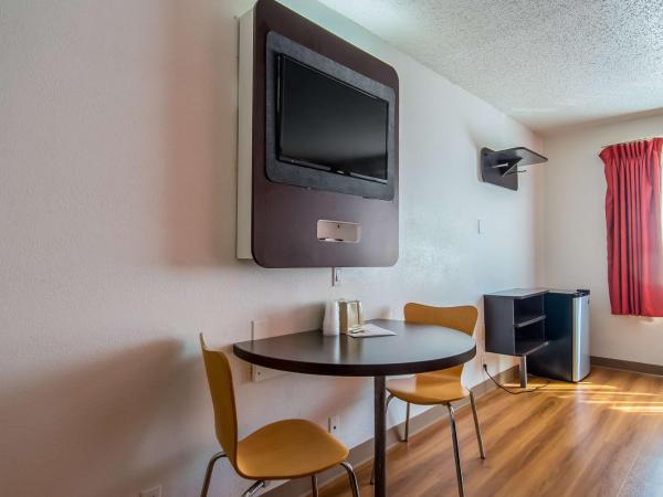 Motel 6-Dallas, TX - North - Richardson : photo 10 de la chambre chambre lit king-size - non-fumeurs