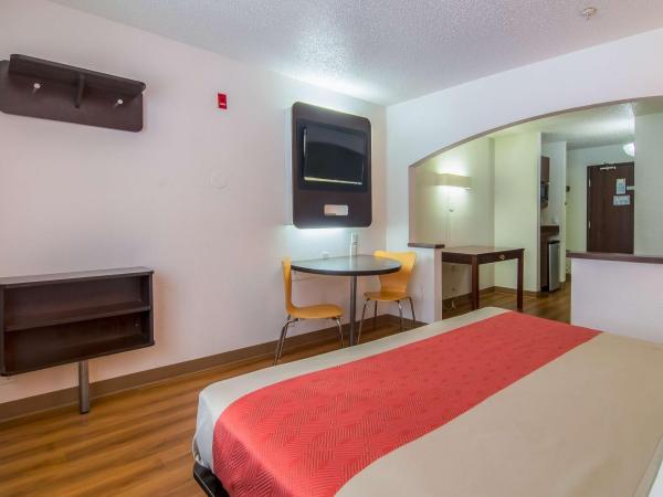 Motel 6-Dallas, TX - North - Richardson : photo 8 de la chambre chambre lit king-size - non-fumeurs