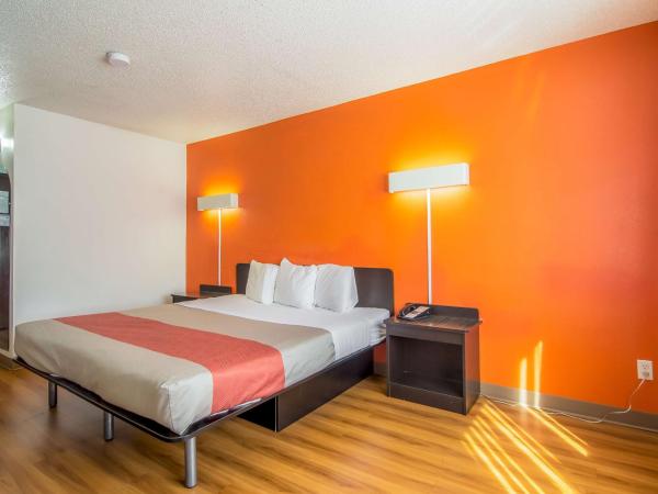 Motel 6-Dallas, TX - North - Richardson : photo 1 de la chambre chambre lit king-size - non-fumeurs