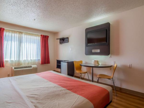 Motel 6-Dallas, TX - North - Richardson : photo 2 de la chambre chambre lit king-size - non-fumeurs