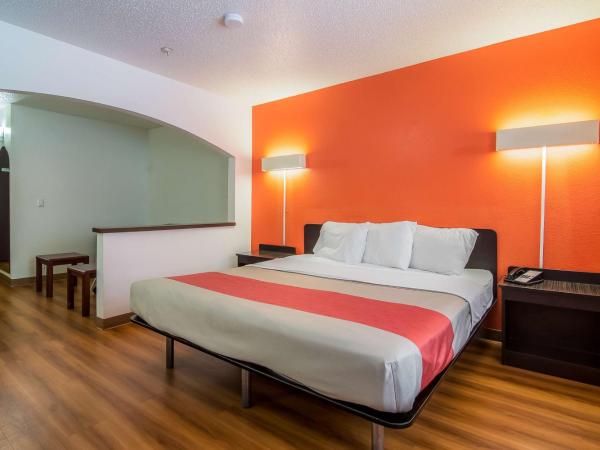 Motel 6-Dallas, TX - North - Richardson : photo 9 de la chambre chambre lit king-size - non-fumeurs