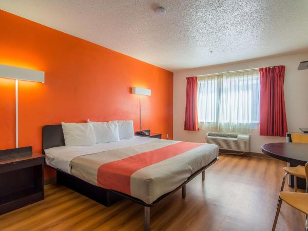 Motel 6-Dallas, TX - North - Richardson : photo 3 de la chambre chambre lit king-size - non-fumeurs