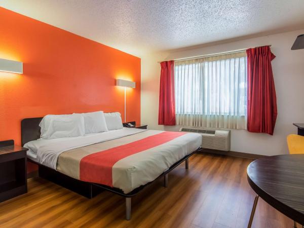 Motel 6-Dallas, TX - North - Richardson : photo 5 de la chambre chambre lit king-size - non-fumeurs