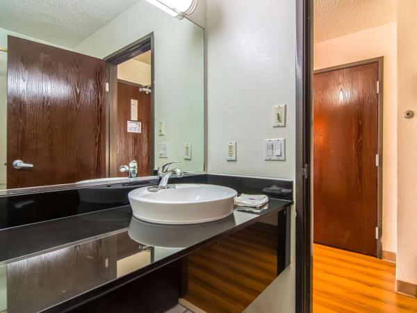 Motel 6-Dallas, TX - North - Richardson : photo 4 de la chambre chambre lit king-size - non-fumeurs