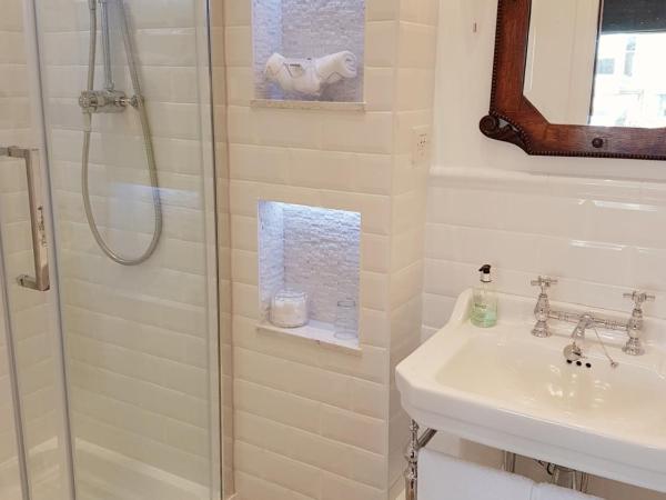 Barony House : photo 2 de la chambre chambre lit king-size ou lits jumeaux royale avec salle de bains privative