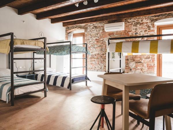 The Hostello : photo 1 de la chambre lit dans dortoir mixte de 6 lits