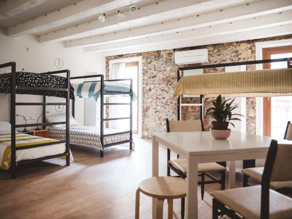 The Hostello : photo 3 de la chambre lit dans dortoir pour femmes de 6 lits