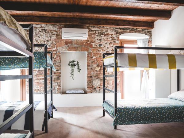 The Hostello : photo 2 de la chambre lit dans dortoir mixte de 6 lits