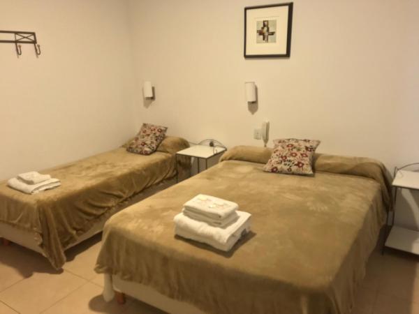 Faro del Parque : photo 2 de la chambre chambre triple avec salle de bains privative