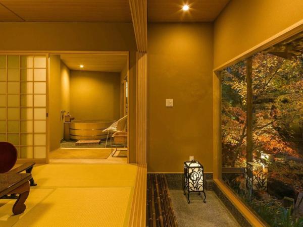 Kyoto Nanzenji Ryokan Yachiyo : photo 1 de la chambre suite junior avec vue sur jardin et bain en plein air