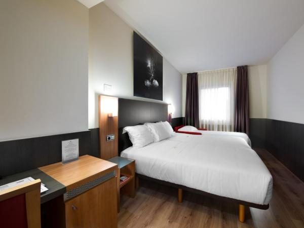 Maisonnave : photo 3 de la chambre chambre double avec lit d'appoint