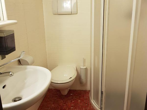 Hotel Ada : photo 2 de la chambre chambre simple avec salle de bains commune