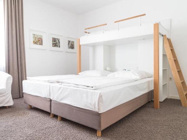 MAX Hotel Düsseldorf Self-Check-in : photo 6 de la chambre chambre triple