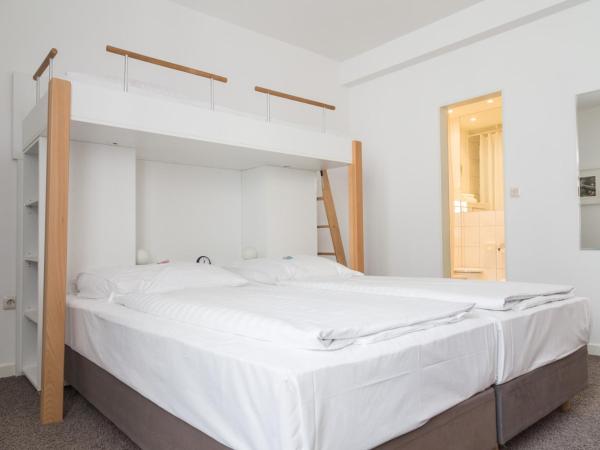 MAX Hotel Düsseldorf Self-Check-in : photo 5 de la chambre chambre triple