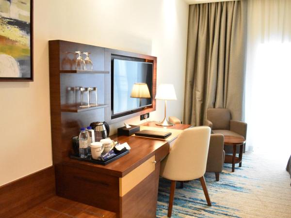 Golden Tulip Media Hotel : photo 2 de la chambre chambre lit king-size deluxe (transferts gratuits vers la plage et certains centres commerciaux - 20 % de réduction sur la nourriture et les boissons & spa)