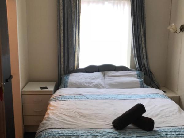 The Merlin Hotel : photo 4 de la chambre chambre double avec salle de bains privative