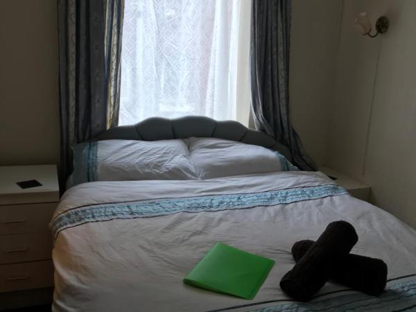 The Merlin Hotel : photo 1 de la chambre chambre double avec salle de bains commune