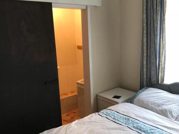 The Merlin Hotel : photo 5 de la chambre chambre double avec salle de bains privative