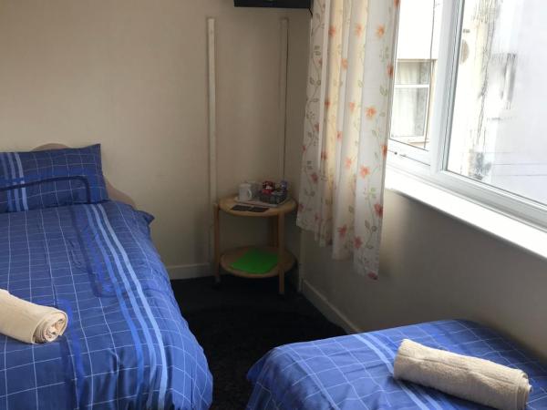 The Merlin Hotel : photo 1 de la chambre chambre lits jumeaux avec salle de bains commune