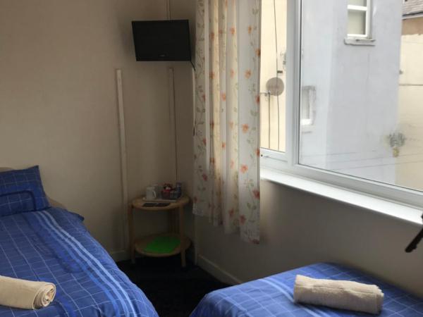 The Merlin Hotel : photo 2 de la chambre chambre lits jumeaux avec salle de bains commune