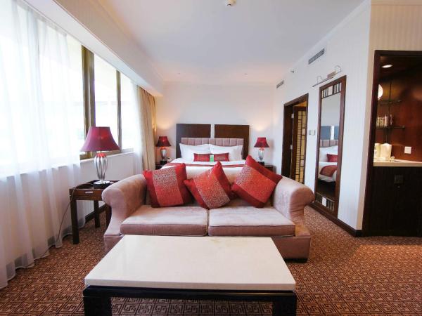 Dong Fang Hotel Guangzhou- Free Shuttle Bus to Canton Fair Complex & Overseas Buyer Registration Services during Canton Fair Period : photo 6 de la chambre chambre lit king-size premier - non-fumeurs - vue sur ville