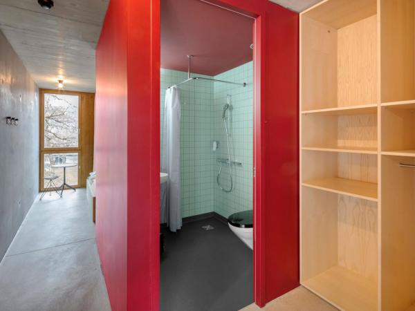 Bern Youth Hostel : photo 10 de la chambre chambre double avec salle de bains
