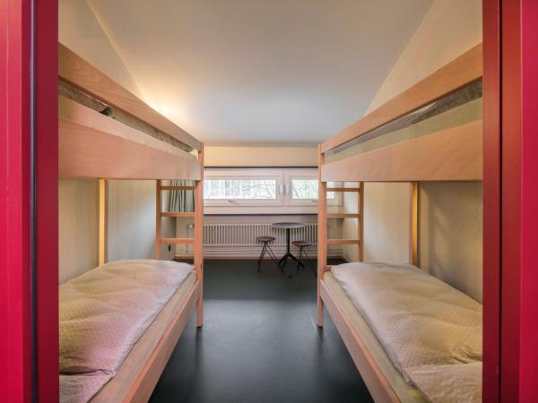 Bern Youth Hostel : photo 4 de la chambre chambre quadruple avec salle de bains commune
