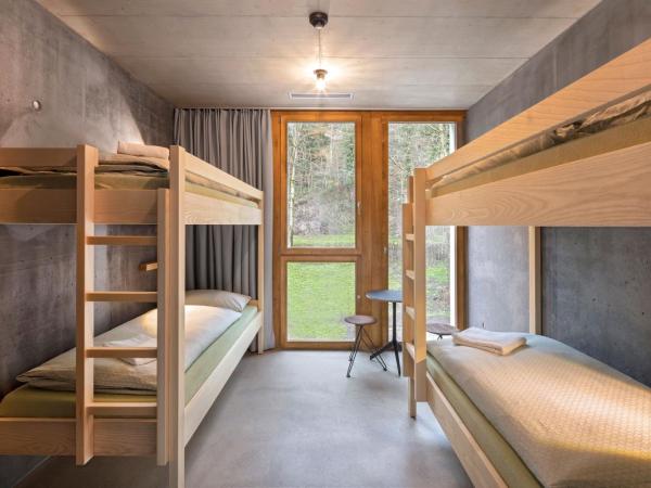 Bern Youth Hostel : photo 2 de la chambre chambre quadruple avec salle de bains