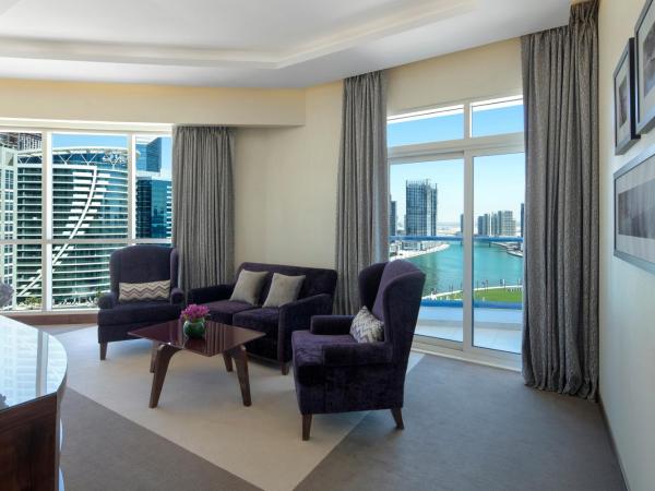 Radisson Blu Hotel, Dubai Waterfront : photo 9 de la chambre suite avec accès au salon - vue sur burj khalifa