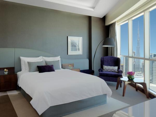 Radisson Blu Hotel, Dubai Waterfront : photo 8 de la chambre suite avec accès au salon - vue sur burj khalifa