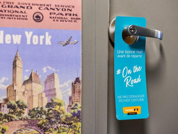 hotelF1 Marseille EST : photo 1 de la chambre chambre cabrio avec salle de bains privative