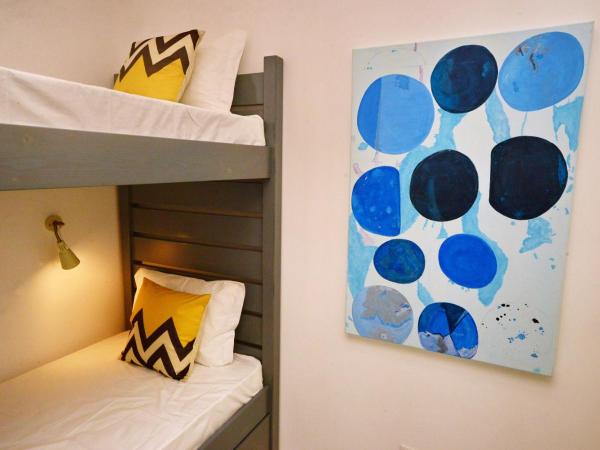 Son of a Beach Hostel : photo 2 de la chambre lit dans dortoir pour femmes de 6 lits