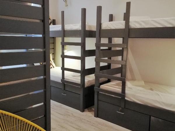 Son of a Beach Hostel : photo 8 de la chambre lit dans dortoir pour femmes de 6 lits