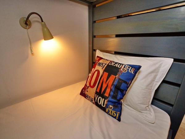 Son of a Beach Hostel : photo 2 de la chambre lit dans dortoir mixte de 10 lits