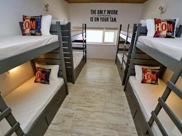 Son of a Beach Hostel : photo 6 de la chambre lit dans dortoir mixte de 10 lits