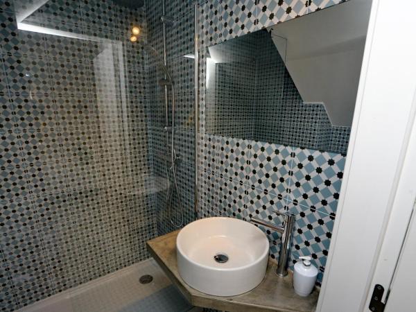 Son of a Beach Hostel : photo 8 de la chambre chambre double ou lits jumeaux avec salle de bains privative