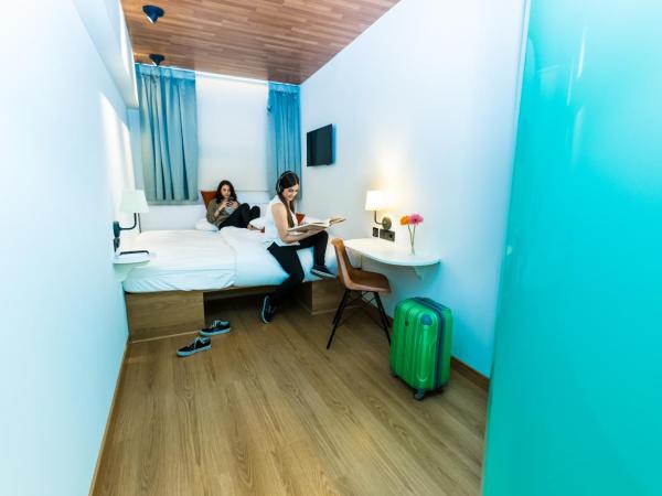 Far Home Bernabeu : photo 5 de la chambre chambre double avec salle de bains privative