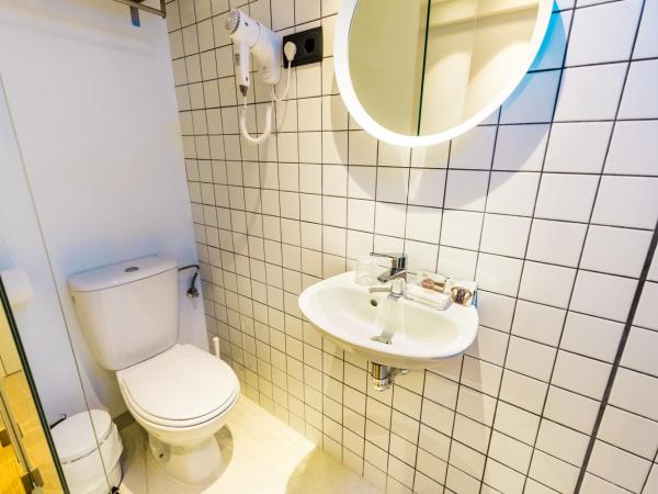 Far Home Bernabeu : photo 9 de la chambre chambre double avec salle de bains privative