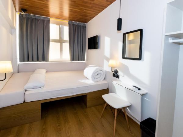 Far Home Bernabeu : photo 8 de la chambre chambre double avec salle de bains commune