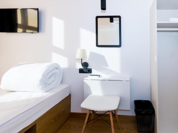 Far Home Bernabeu : photo 9 de la chambre chambre double avec salle de bains commune