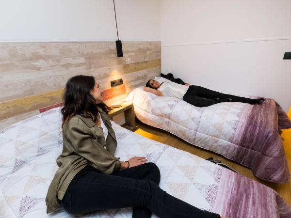 Far Home Bernabeu : photo 2 de la chambre chambre triple avec salle de bains privative