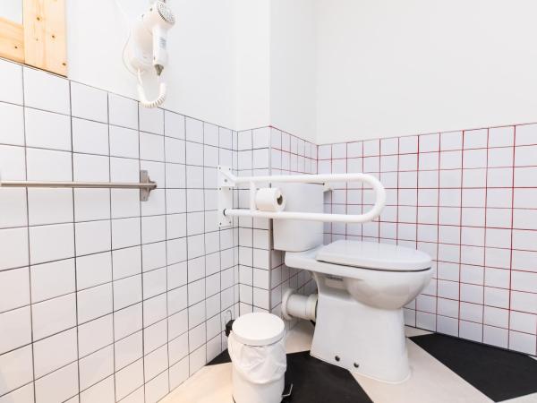 Far Home Bernabeu : photo 6 de la chambre chambre triple avec salle de bains privative