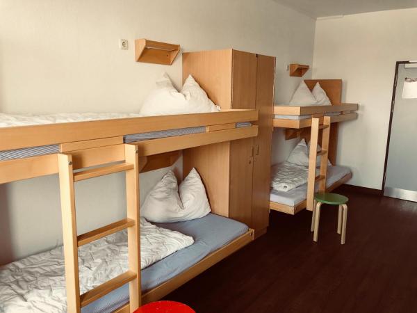 Jugendherberge Hamburg Auf dem Stintfang-Membership required : photo 6 de la chambre chambre quadruple avec salle de bains