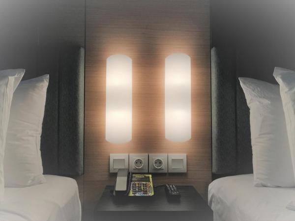 MaxOne Platinum Hayam Wuruk : photo 4 de la chambre happiness twin room