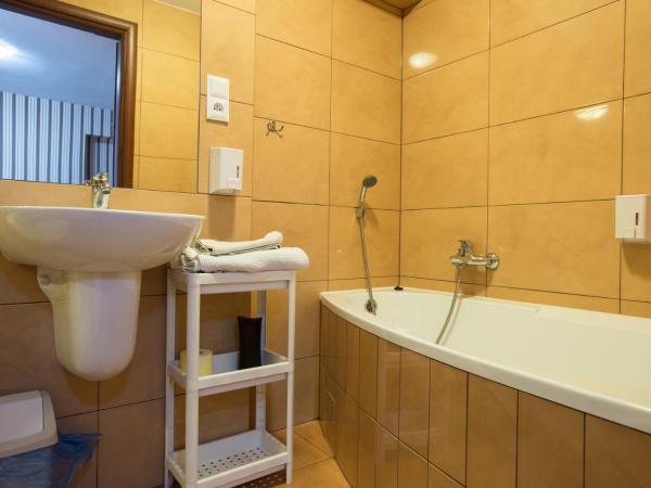 Villa Ventana Poznań City Free Parking 696-890-000 Śniadanie w Cenie : photo 10 de la chambre chambre lits jumeaux avec baignoire