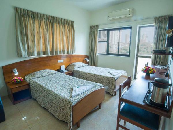 YMCA International House : photo 1 de la chambre chambre simple avec climatisation - salle de bains privative