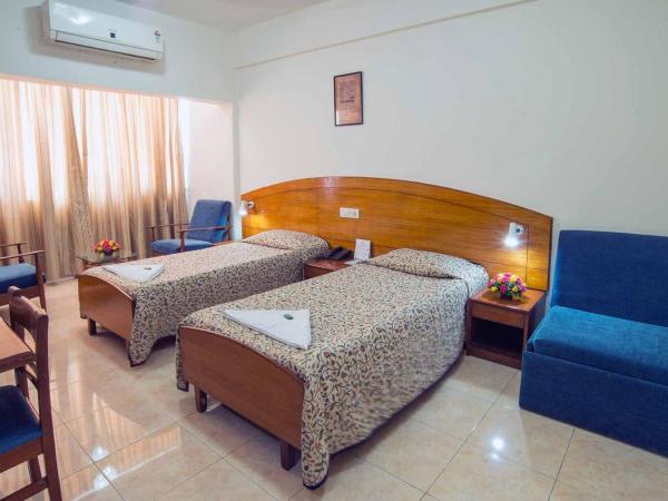 YMCA International House : photo 1 de la chambre chambre double avec climatisation - salle de bains privative